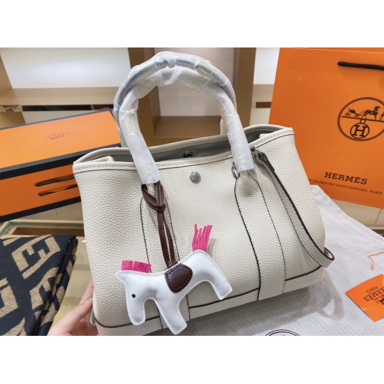 On October 29, 2023, the P250 Hermes Garden Party Garden Bag features imported calf leather that is soft, has a large capacity, and a simple design. The bag also comes with an inner liner! The garden bag has a simple design and is often low-key in gray, w