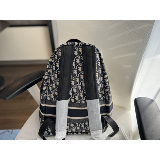 260 Unpacked Upgraded Travel Golden Week ✈️ Size: 30 * 42cmD, a vintage style backpack that is super comfortable to carry. It's cute and adorable! The black and navy blue obique pattern embroidery thread has a texture! Search for Dior