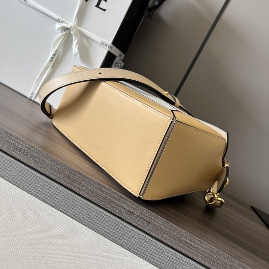 20240325 P900 Small Classic Cow Leather Puzzle Handbag New color rectangular shape and precise cutting technology create Puzzle's unique geometric lines. This small-sized version is made of contrasting cowhide leather. The small Puzzle can accommodate, fo