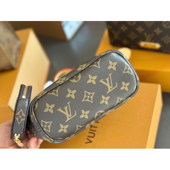 260 box size: Top width 25, bottom width 18 * height 14L Home Neverfull BB with detachable wide shoulder straps and zero wallet. The new BB is always in neverfull!! LVneverfull has a great sense of luxury!