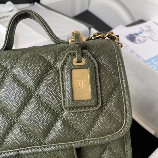 830Chanel22K ☘️ CHANEI Bag 22k Bun ❤️ The AS3652 ball patterned caviar mini is like a bread like bag with an adjustable buckle, not as heavy as a golden ball. Fang Pangzi's similar bag is made of cowhide, which I personally think is very good and looks ve