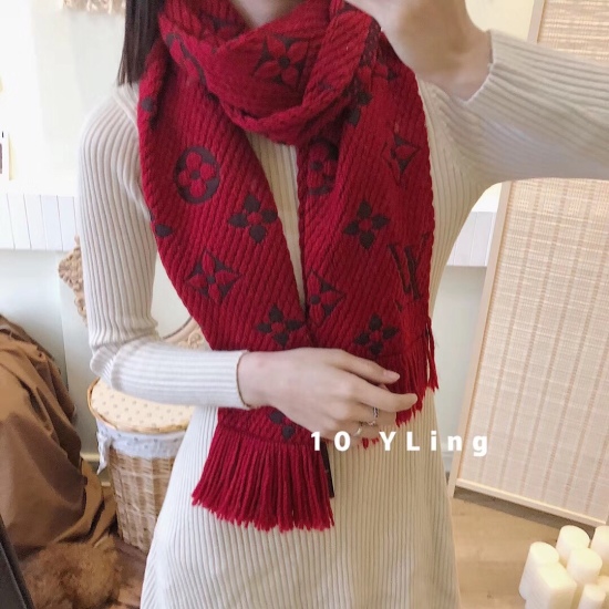 2023.07.03, Louis Vuitton, Tang Yan, a celebrity of the same style, thick and warm autumn and winter wool scarf, cashmere scarf, shawl, dual use, solid color. This scarf is adorned with classic Monogram flower pattern and Louis Vuitton initials. On o