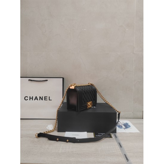 On July 10, 2023, the small Chanel Chanel adopts imported sheepskin [lightning] thickened electroplating hardware accessories. The workmanship is comparable to that of the original order, and the bottom can be pinched and rebounded without any marks. It i