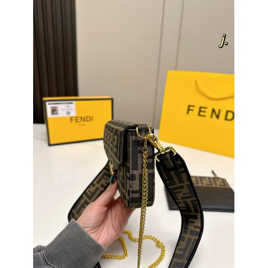 2023.10.26 P180 (with box) size: 2112FENDI's new vintage three in one mahjong bag is a compact and highly recommended niche model ❗ There is a card bag and wallet inside, with excellent texture~classic vintage ➕ Embroidered letter shoulder straps are very