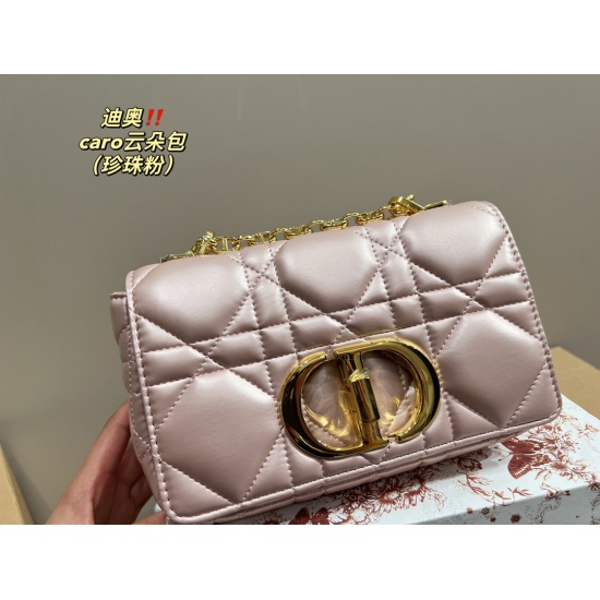 2023.10.07 P205 Folding Box ⚠️ The size 20.12 Dior Caro Cloud Bag 23 Spring/Summer new CARO feels its high-end versatility from the top, with multiple ways to carry it on one shoulder, cross body, and hand, and even for small girls. The cowhide bag body a