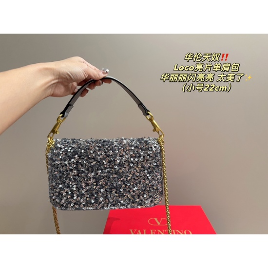 2023.11.10 P210 folding box ⚠️ The size 22.11 Valentino Loco sequin shoulder bag exudes a sense of sophistication. It looks very versatile on the body, and there's no pressure on the back. No girl can refuse such a beautiful bag