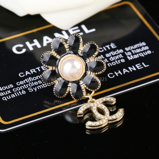 2023.07.23 Xiaoxiang Chanel Autumn and Winter Series Diamond Drip Oil Flower Double C brooch with clever design, a super perfect and fashionable element added