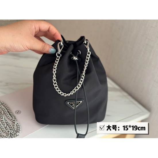 2023.09.03 150 145 box size: 15 * 19cm (large) 12 * 15cm (small) Exquisite, lazy, and good-looking. No refutation! The design of the Prada bucket bag nylon bucket bag drawstring strap is very convenient to take and place~Take a good look at both the hand 