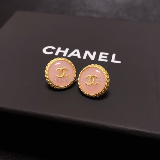 On July 23, 2023, the new Chanel Small Fragrance Double C Simple Pink Tender Small Earrings are really super beautiful. The design is simple, but the wearing effect is amazing. Even small earlobes like mine are very good. The brass material on the ears is