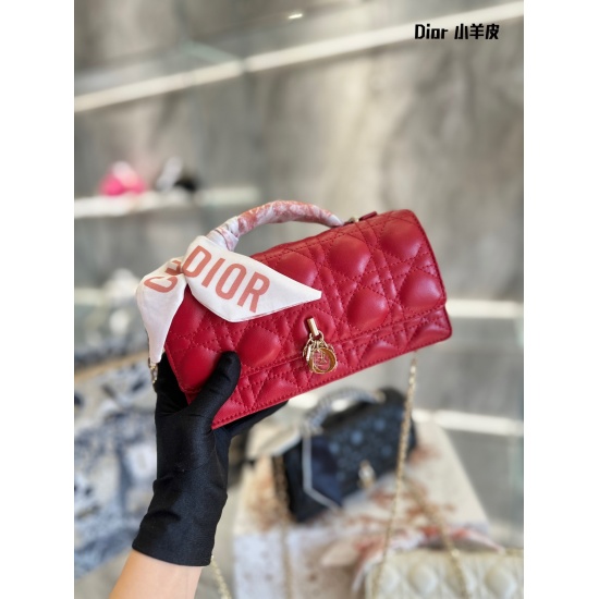 2023.10.07 p295Dior Practical Handbag | Lady's new early spring handbag with both beauty and strength can be dual-use. The cross body+handhold should not be too great. The upper body is very light. It is the first one to use sheepskin as the new sisters 2