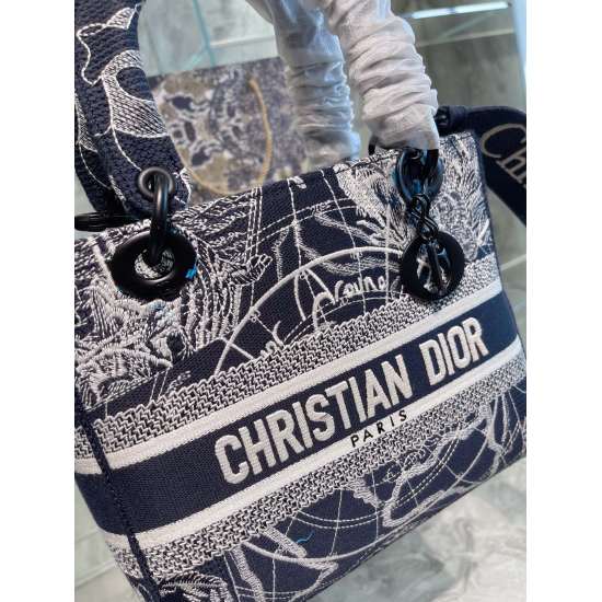 On October 7th, 2023, Dior Princess Embroidery Bag was originally a top-level p360DiorLady Life constellation embroidery limited edition bag. In Venice, Macau, a 2022 new Lady life milky white Dior constellation embroidery bag was introduced, which can cu