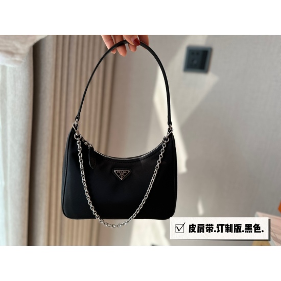 2023.11.06 155 comes with a box (Korean order) size: 22 * 13cm Prad hobo 2005 nylon underarm bag. Seeing the actual product, it is truly perfect! packing ✔️ The design is super convenient and comfortable! ⚠️ Leather handle ⚠️ Matching chain ⛓️， marvelous