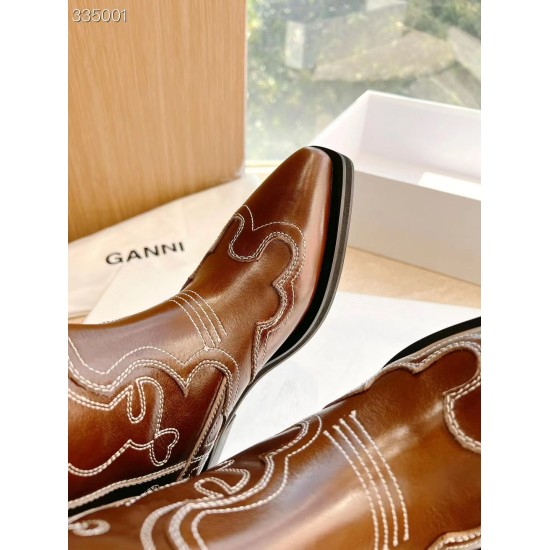2024.01.05 430 Top Edition Purchase Level GANNI 2023 Autumn/Winter Women's Shoes Vintage Leather Embroidered Pointed Mid Barrel Western Boots Cowboy Boots Knight Boots Minimalist Stir Fried Chicken Soft and Comfortable Short Heels Fashionable and Essentia