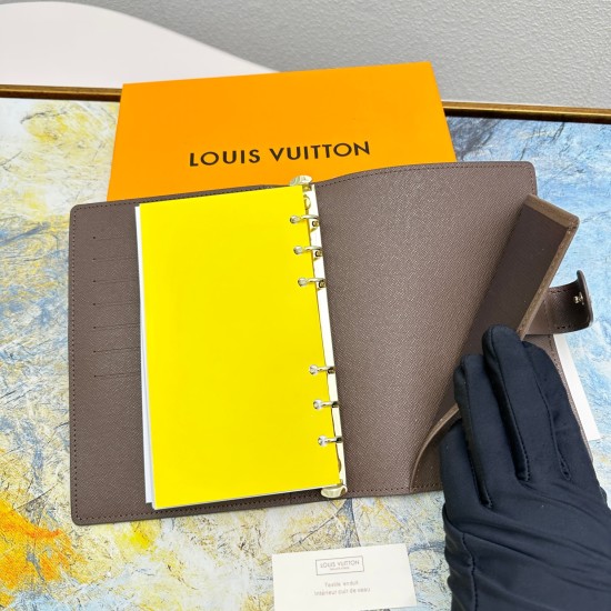 2023.09.27 Model M20004 ❤️ This small notebook cover is made of Monogram canvas and can hold three credit cards. It can also be used as a communication book, notebook, or calendar. 14 x 18 cm (length x height) - Epi leather with exquisite LV initials embo