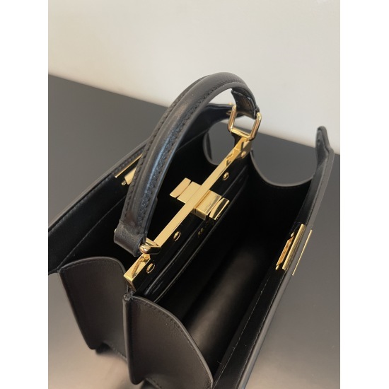 On March 7, 2024, the original 910 special grade 1030 black small FEND1 Peekaboo ISeeU Petite bag has a classic shape that changes with the hidden design of each season. It has an aura and a sense of luxury, and will not go out of style after many years o