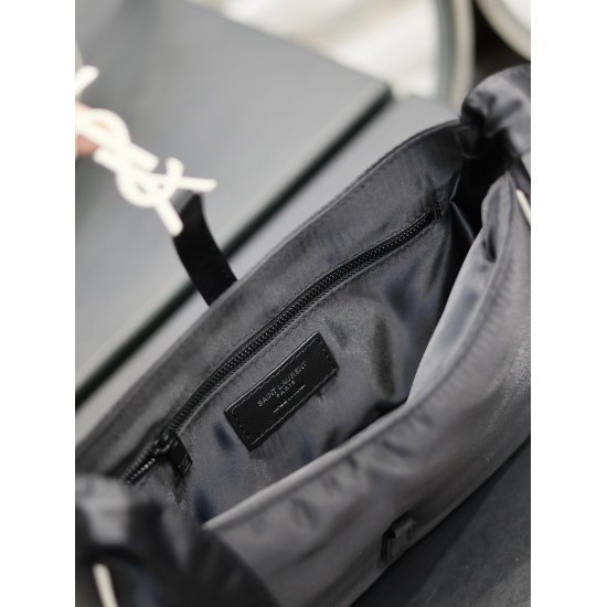 20231128 batch: 550 black white buckle with white edge nylon ⚬ LE 5 A ̀  7_ Nylon style college style salt shoulder crossbody bag for men and women, lightweight nylon fabric, low-key, luxurious, and versatile for commuting. The bag is designed for leisure