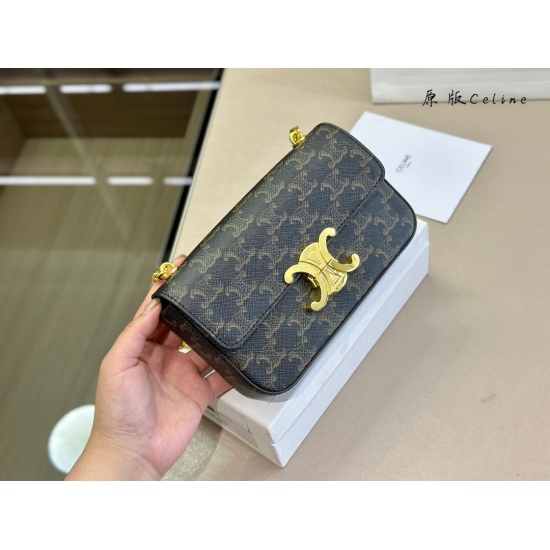 On October 30, 2023, 195 comes with a box CELIN.Triomphe Sailing's latest triumphal arch armpit bag. The rectangular outline has a retro feel, and you can wear it with any outfit. This bag is high-end and stylish. Size: 20.10cm