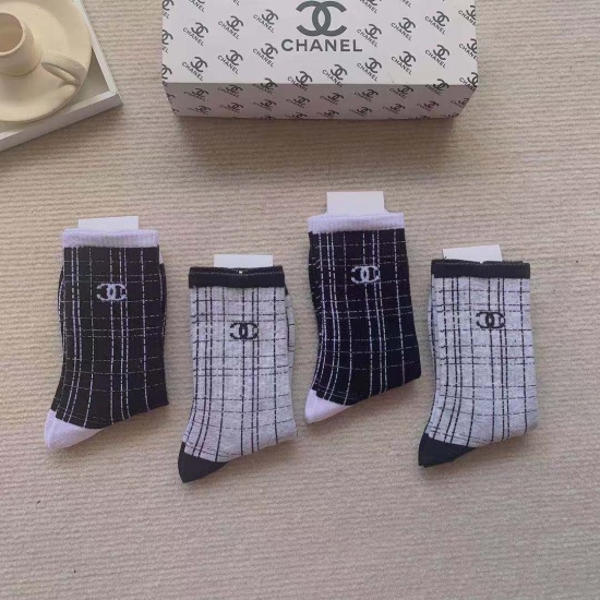 2024.01.22 Comes with packaging (box of 4 pairs) Chanel Chanel classic mid length socks ❗ High version pure cotton material is soft, which is a flash sale of ordinary goods in the market. The classic double C pattern logo and synchronized socks at the cou