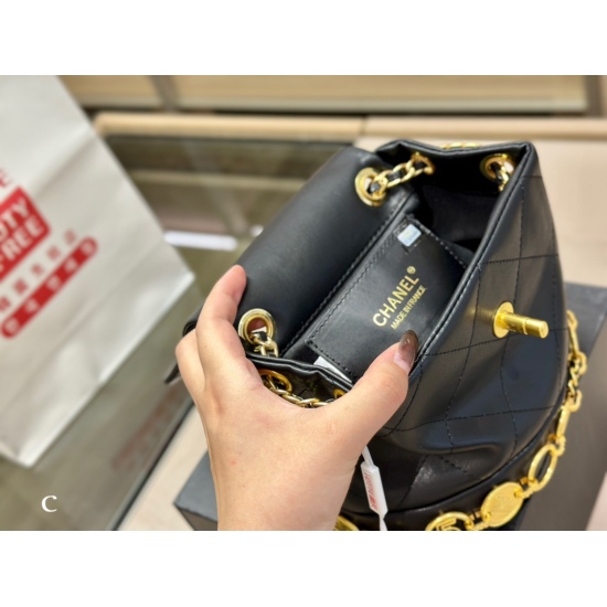 2023.10.13 230, with folding box, Chanel super mini backpack. When you see the real thing on the new backpack, you know that it is going to be popular. The stock is in short supply. This season's Rocket is a sharp weapon to free your hands. The size is 19