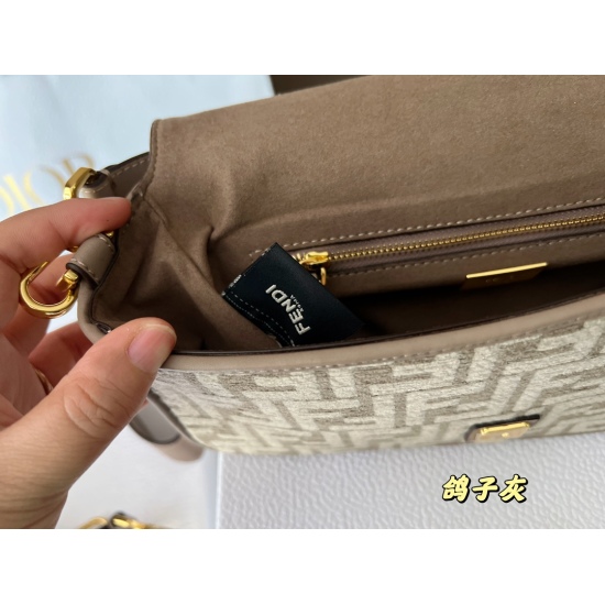 2023.10.26 245 box (upgraded version) size: 26 * 16cm Fendi (F family) Pigeon Grey Method Stick Bag! Can be carried by hand! The wide shoulder strap can also cross diagonally, a rare new product in autumn and winter!