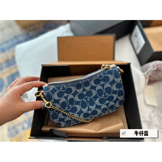 2023.09.03 195 box size: 21 * 12cm coach open! The Chambray series is really beautiful. The texture of the C family swinger 20's vintage underarm denim jeans is super strong. The tannin swinger is an essential underarm bag for summer wear. Search for coac
