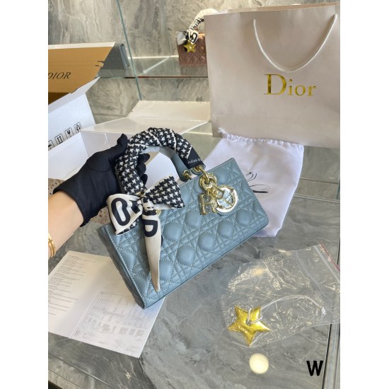 On October 7, 2023, Dior Lady's new long line P245 Dior's all-new D-joy has returned strongly. The rhythm of the popular model is sand, the bag comes with two shoulder straps, multiple carrying methods, and the upper body is beautiful and stylish. The cla