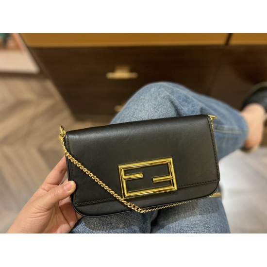 2023.10.26 180 box size 21 * 13cm ⚠️ Bag in bag design with complimentary canvas wallet Fendi Way's new double F buckle secure and high appearance, with a striped inner lining that is stunning
