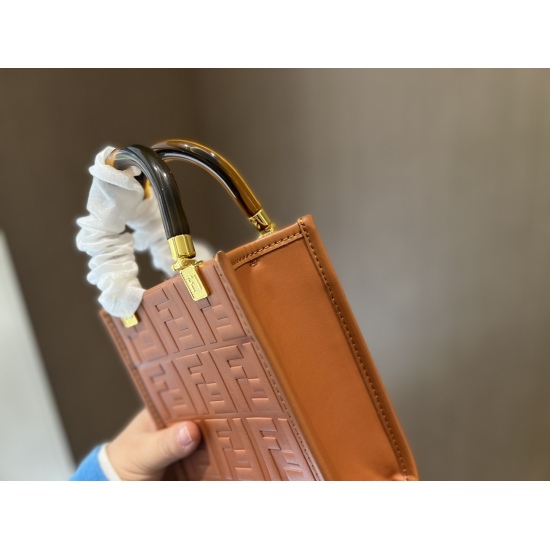 2023.10.26 205 Box size: 13 * 18.5cm Fendi mini tote music score configuration packaging 〰️ The FD score cowhide material is really practical!!
