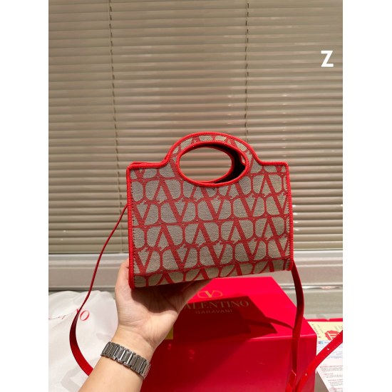 On November 10, 2023, the P195 folding gift box Valentino La Cinquieme Little Tote has just finished painting the screen with Valentino Pink PP on its front foot. Recently, Valentino discovered that they have made a big move again. Valentino has launched 