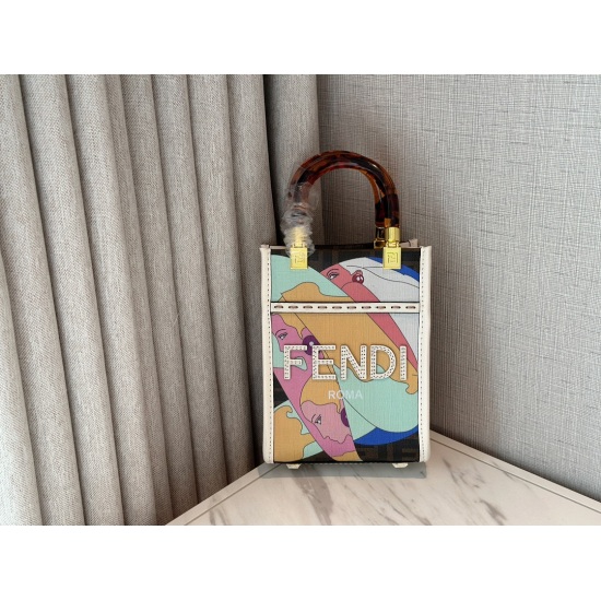 2023.10.26 185 box size: 13 * 18cm Fendi beauty image mini tote super exquisite mini tote with tortoiseshell handle is definitely a must-have it bag this year ‼️  The little things that are essential for going out can hold a cute little thing. It's really