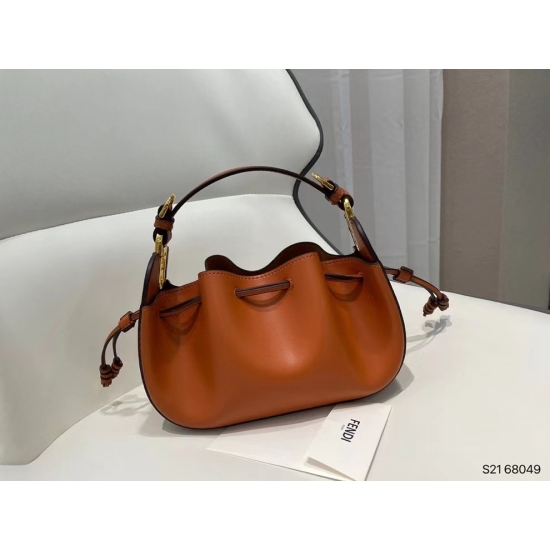 On October 26, 2023, P265 Fendi Dumpling Bun Fendi is a cute and adorable design made of calf leather, paired with drawstring design, with various back methods. The upper body is elegant and capable. Size: 22 15 Art. No. 68049