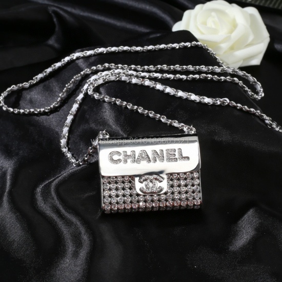 On July 23, 2023, Xiaoxiang Chanel's new bag necklace counter was synchronized with the launch of a new dual C necklace. The exquisite craftsmanship created the original consistent brass material