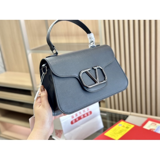 2023.11.10 220 box size: 26.17cm Valentino new product! Who can refuse Bling Bling bags, small dresses with various flowers in spring and summer~It's completely fine~