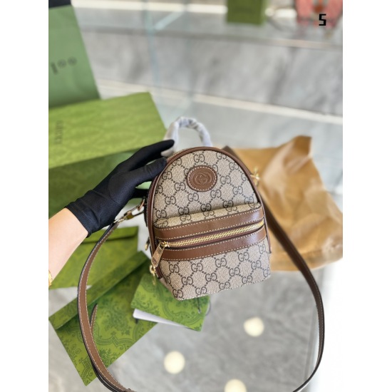 On October 3, 2023, take a look at the p195gucci backpack! What a cute little backpack! The workmanship is very delicate and the feel is very solid. The size is 15x19x8cm, with many layers that can be classified for storage. A mini bag with so many pocket