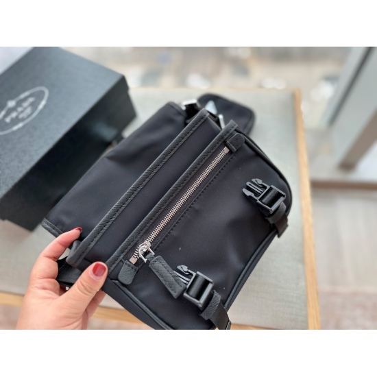 2023.11.06 185 box size: 21 * 18cm Prad, the new postman loves it very much. Its simple and textured design is easy to fit and convenient. Haha, it's really fragrant. Material: imported nylon fabric, wear-resistant and durable