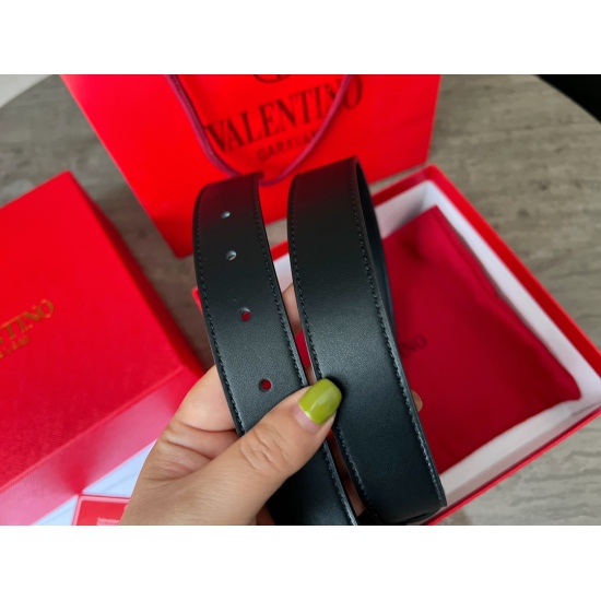 On November 10, 2023, the 145 comes with a packaging size of 3cm wide Valentino Treasure Belt that really exudes a sense of style! High appearance cowhide leather! Complete packaging! (Note size when placing an order)
