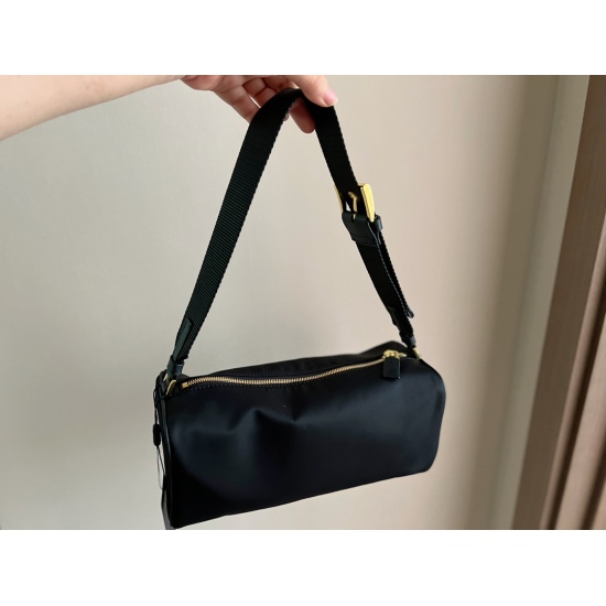 2023.11.06 180 box black silver prad classic underarm bag size 28 * 12cm, huge and cute, cool bucket bag capacity is very: sun protection umbrella can be easily placed, this style looks not greasy, it's both A and Sa