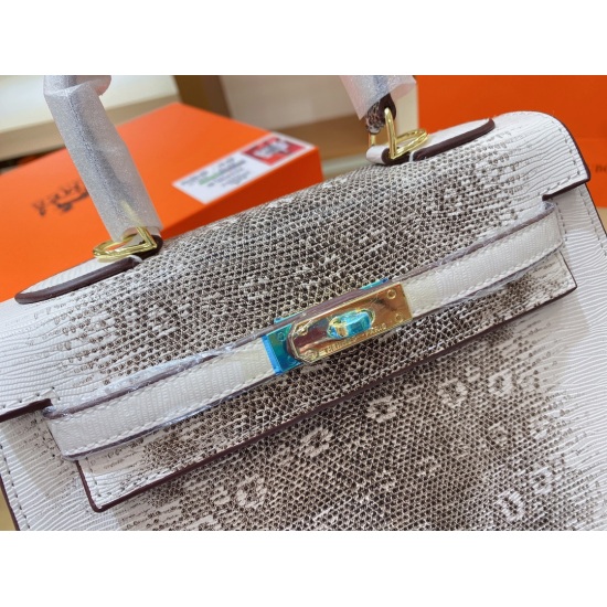 On October 29, 2023, the p195 p180 counter gift box is a gift for Hermes Kelly H fans. This bag must be kept. The Himalayan lizard skin looks good and high-end, but it is also very fashionable. It is a practical and high size item that is rare. 25 20