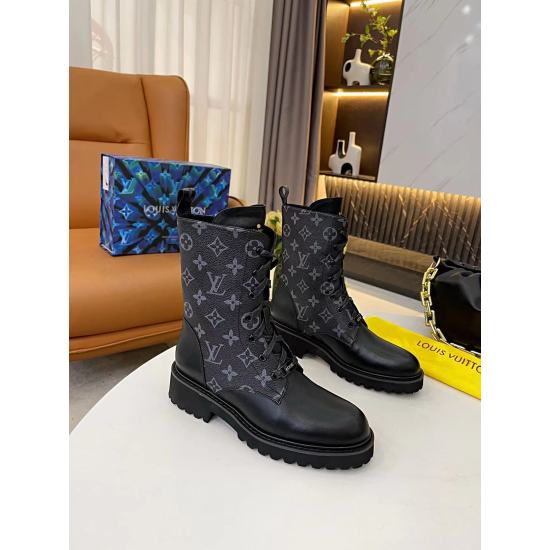 On November 19, 2023, 290 Louis Vuitton is a high-end customization of various celebrities' internet celebrity runway models for the autumn and winter of 2023. It is a century old classic and an exclusive masterpiece. This Territory flat bottomed boot is 