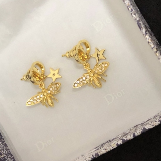 20240411 BAOPINZHIXIAAODior Petit CD Bee Earrings are fashionable and elegant, fixed to the ear with the 
