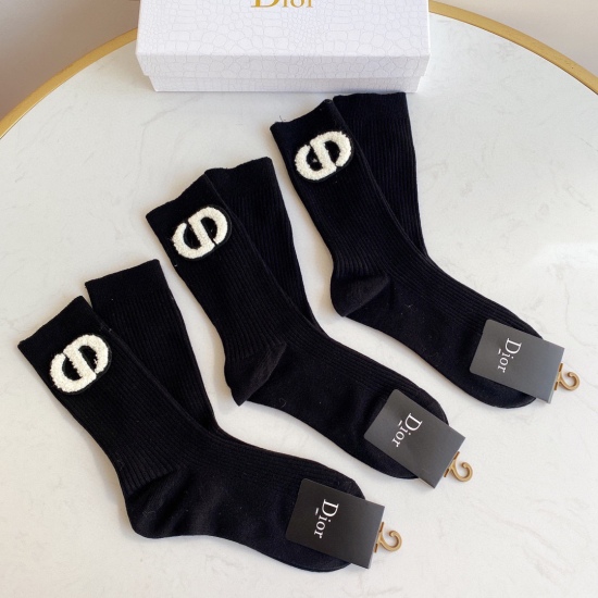 2024.01.22 Dior 2022 New Feather Yarn CD Mid length Stacked Socks and Socks! A box of three pairs, synchronized stockings and socks at the counter, a must-have for trendsetters and a great match for big brands on the street
