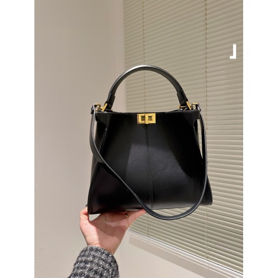 On October 26, 2023, on the occasion of the 88th anniversary of P215 Fendi, the Peekaboo series was born and naturally became a palace level gift. Peekaboo in English means 