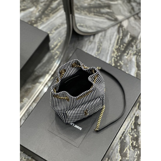 20231128 Batch: 580 [NEW] Denim striped gold buckle JOE_ The latest V-shaped quilted mini bucket bag from the counter has arrived brand new! It is a cute little thing that can be held in the palm of your hand! Carefully sewn all around, it feels soft and 