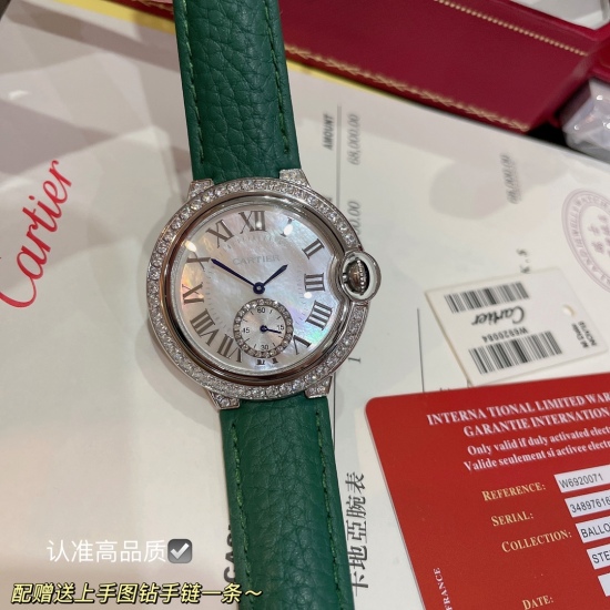 20240417 300.320 New Peacock Green symbolizes a noble and mysterious color scheme ❗ (1 diamond bracelet as a gift)~Immortal Green is really becoming more and more popular. The customized lychee grain leather particles have just the right saturation, and t