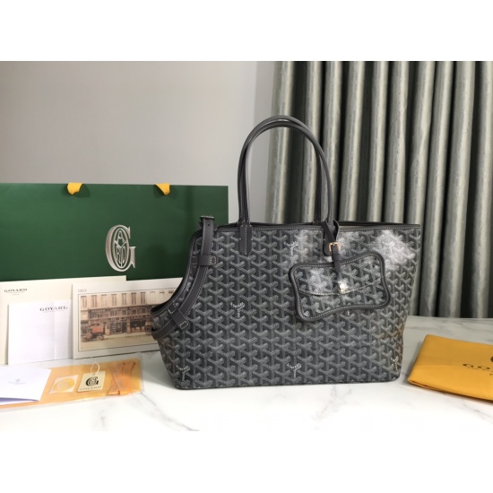 20240320 p780 [Goyard Goya] The new Chief Gris Pocket pet bag inherits the aesthetic design and characteristics of our classic Saint Louis bag. Used for safely carrying small dogs (2 to 3 kilograms), the detachable and adjustable collar is inspired by our