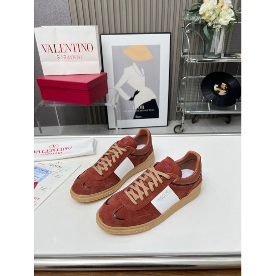 On November 17, 2024, the latest Valentino V family new casual, young, fashionable couple sports shoes are full of vitality and are not limited to age. They are very lightweight and comfortable to wear on the feet. The packaging counter is original, purch