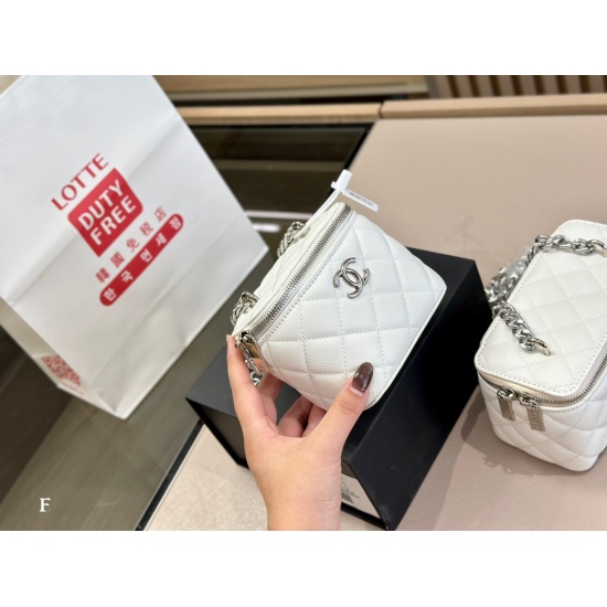 On October 13, 2023, 195 200 comes with a foldable box Size: 11.10cm 18.11cm Chanel Mouth Red Envelope Box Wrap Small Cute Caviar Quality! Very advanced!
