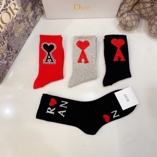 2024.01.22 Dior New Classic Mid Length Peach Heart ♥️ Pile up socks and socks! A box of four pairs, synchronized stockings and socks at the counter, a must-have for trendsetters and a great match for big brands on the street