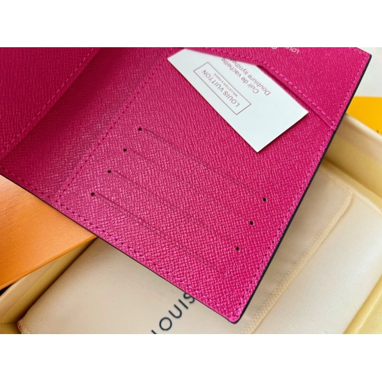 2023.07.11  LV Passport Clip Christmas Collection Theme M 858 2021 Christmas Passport Clip! The perfect companion for fashionable travel. The luxurious grain grain grain calf leather lining, with multiple compartments inside, is a classic travel accessory