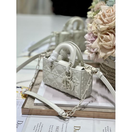 20231126 860 [Dior] The brand new Lady D-Joy mini Tengge diamond press bag, many people should be attracted by this narrow edition Daifei bag. The rhythm of the best-selling model, the bag comes with two shoulder straps, one long and one short, and multip